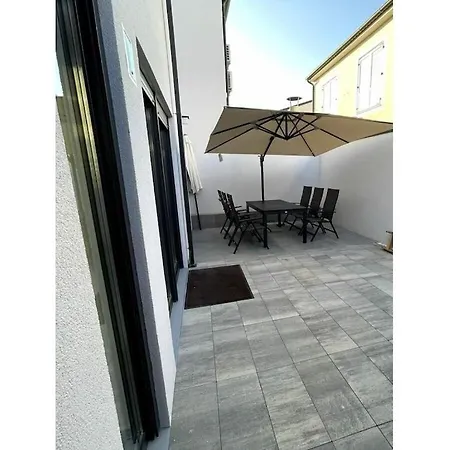 Dom wakacyjny In With Swimming Pool