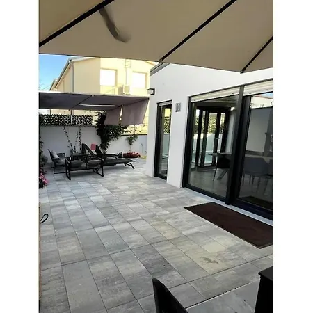 In With Swimming Pool Dom wakacyjny