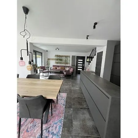 Dom wakacyjny In With Swimming Pool