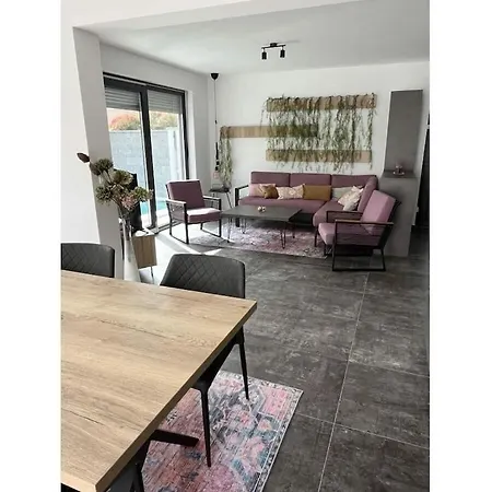 In With Swimming Pool Dom wakacyjny *