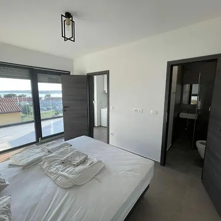 Dom wakacyjny In With Swimming Pool