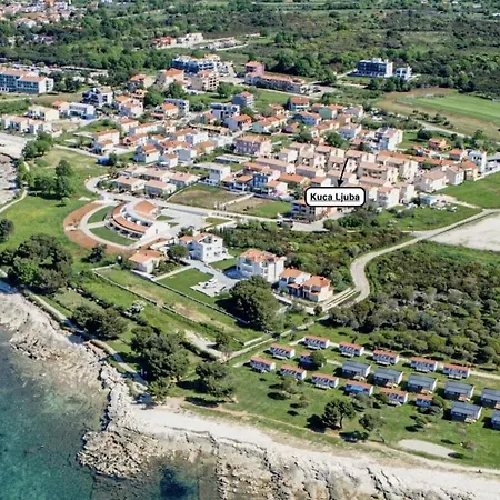 Dom wakacyjny In With Swimming Pool *