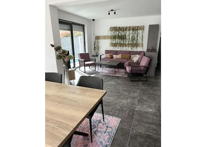 In With Swimming Pool 펜션 *